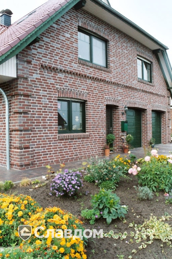 Двухэтажный частный дом с облицовкой кирпичом Terca HKS Bunt