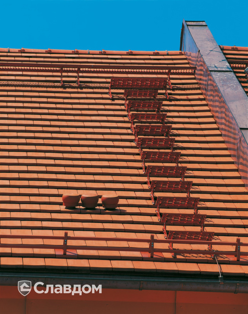 Жилой комплекс с крышей из черепицы Creaton Domino Naturrot
