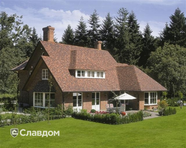 Коттедж с применением керамической черепицы Koramic Patrimony Handcrafted Plain Tile Kent Red, Vineyard Black, Lichen Green