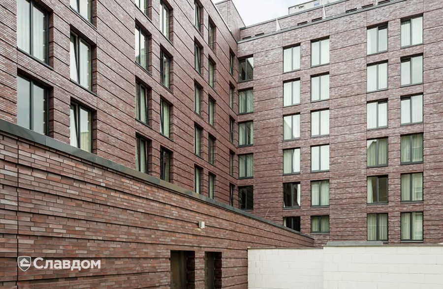 Отель сети Hampton by Hilton с облицовкой кирпичом MUHR 10 Violettblau geflammt