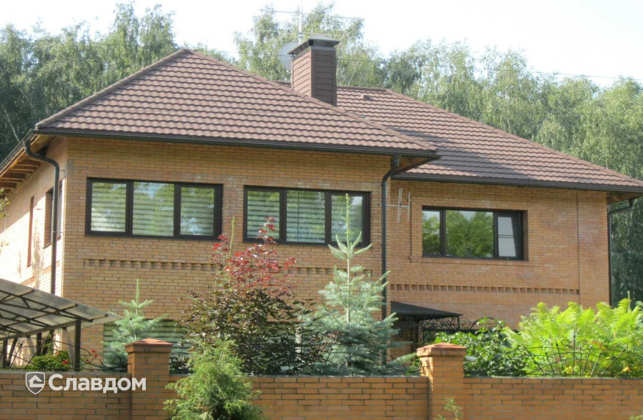 Частный двухэтажный дом с покрытием крыши из композитной черепицы METROTILE кофе