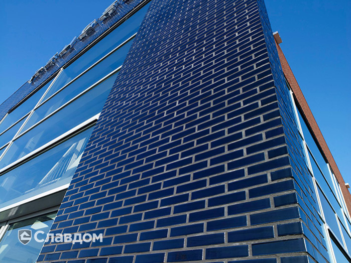 Офис Peugeot с облицовкой кирпичом Terca Blauw Glazuur