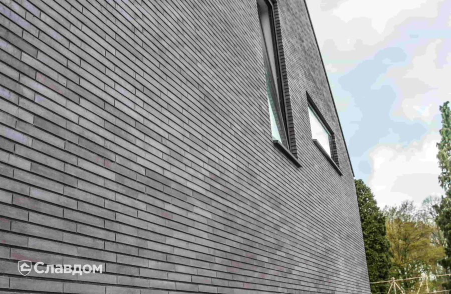 Загородный дом с облицовкой кирпичом MUHR 10 Violettblau geflammt