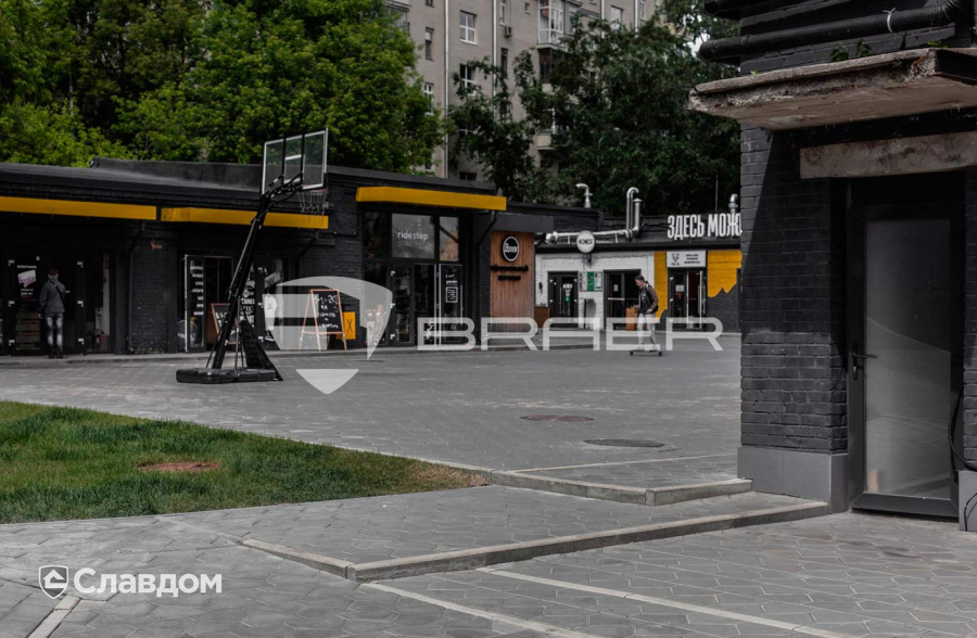 Территория "Хлебзавода", вымощенная тротуарной плиткой BRAER