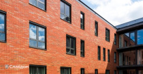 Медицинский центр с облицовкой кирпичом Terca Linneaus Robinia