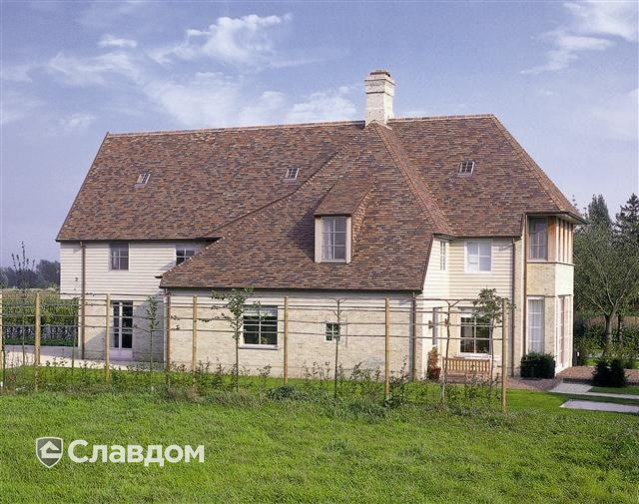 Жилой дом с мансардой с применением керамической черепицы Koramic Patrimony Handcrafted Plain Tile Kent Red, Vineyard Black, Lichen Green