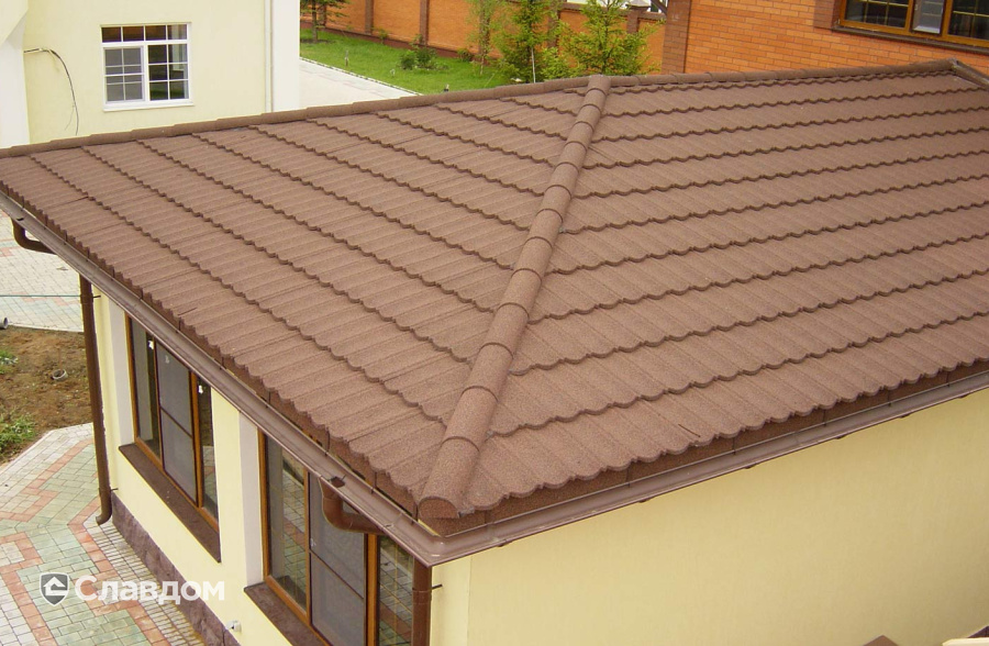 Гостевой дом с покрытием крыши из композитной черепицы METROTILE МетроБонд кофе