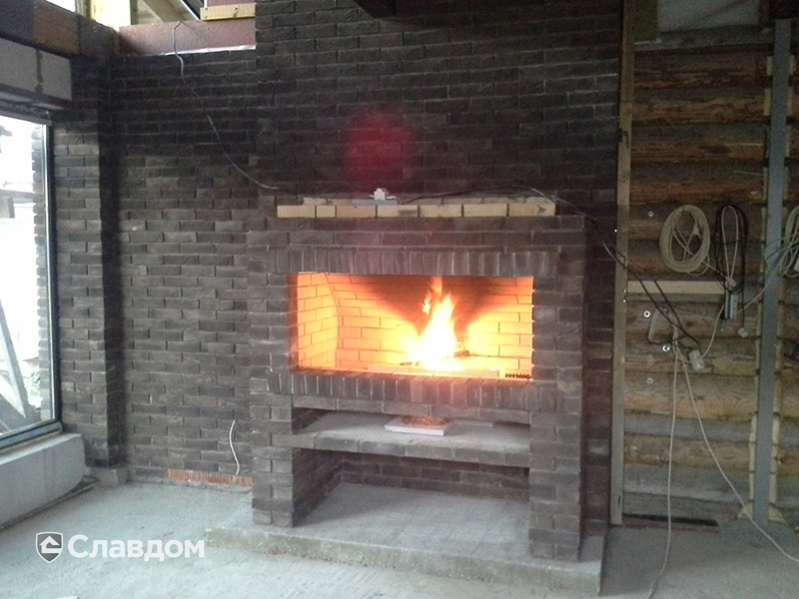 Интерьер с камином с облицовкой кирпичом Донские зори Бронницкий узорный