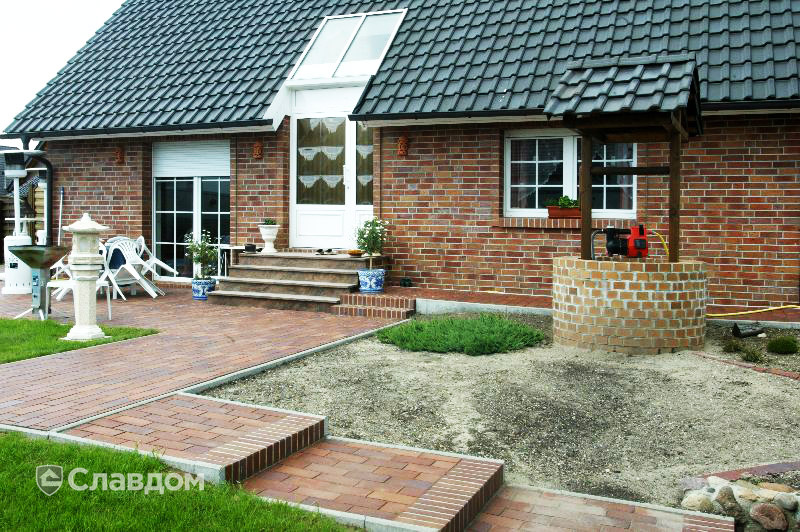 Садовая дорожка с покрытием брусчаткой MUHR 04SG Rotbraun-bunt Spezial gerumplet
