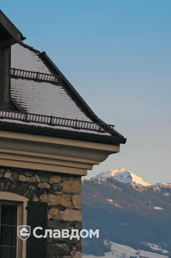 Каменный дом в горах с крышей из черепицы Creaton Biber Klassik Braun Engobiert