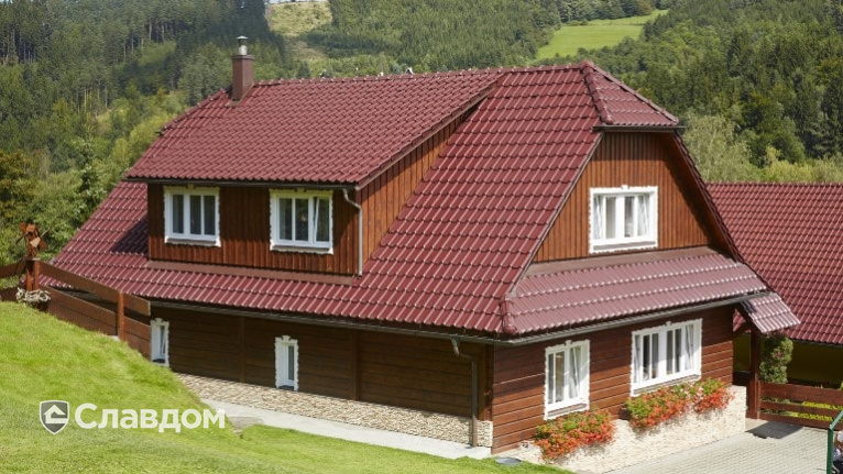 Частный дом с черепицей TONDACH Самба 70-вишневый глазурь