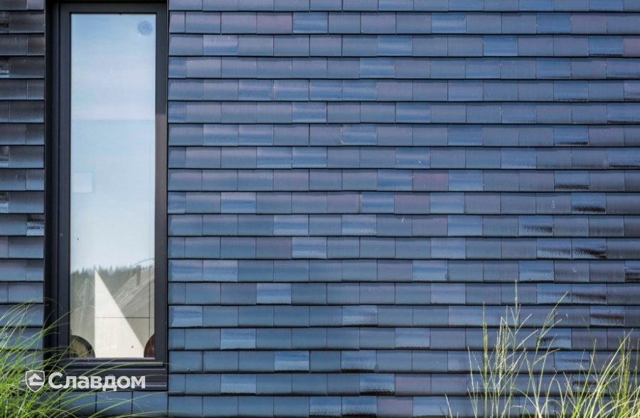 Жилой дом с применением керамической черепицы Koramic 301 Plain Tile Smooth Anthracite Engobe и Black Glazed