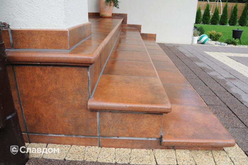 Крыльцо частного дома с применением клинкерной плитки и ступеней Gres Aragon Mytho Rubino