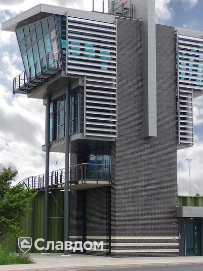 Офисное здание с облицовкой кирпичом Roben Cambridge