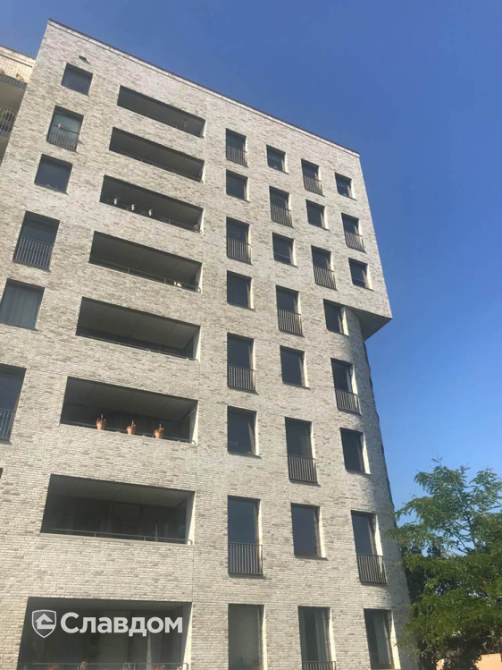 Многоэтажный жилой дом с облицовкой кирпичом ENGELS HANDFORM Cathargo Carrera