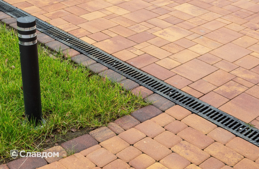 Частный дом в Ленинградской области с мощением плиткой Braer Классико