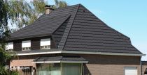 Частный дом с крышей из композитной черепицы AeroDek (Decra) Classic цвет антрацит