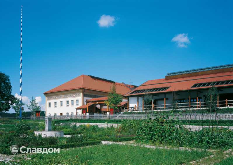 Жилой комплекс с крышей из черепицы Creaton Domino Naturrot