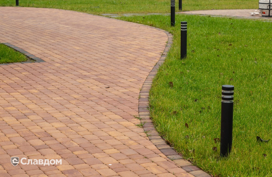 Частный дом в Ленинградской области с мощением плиткой Braer Классико