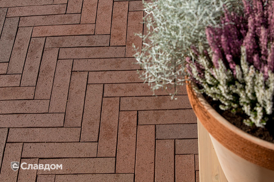 Территория частного дома с применением брусчатки Penter Baltic Klinker Pavers Nuance STT65