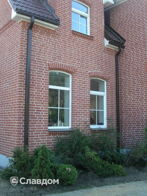 Двухэтажный жилой дом с облицовкой кирпичом Terca Red гладкий