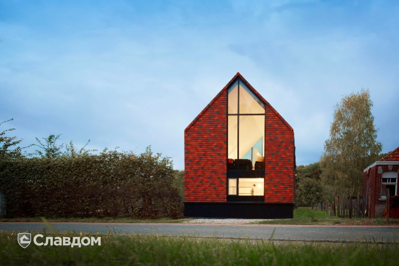 Жилой дом с применением керамической черепицы Koramic 301 Plain Tile Smooth Natural Red, Toscana Engobe, Amarant Engobem Braised Blue