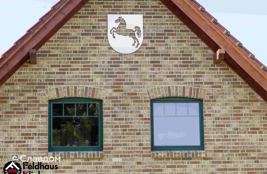 Частный дом с облицовкой кирпичом Feldhaus Klinker 690 sintra ardor blanca