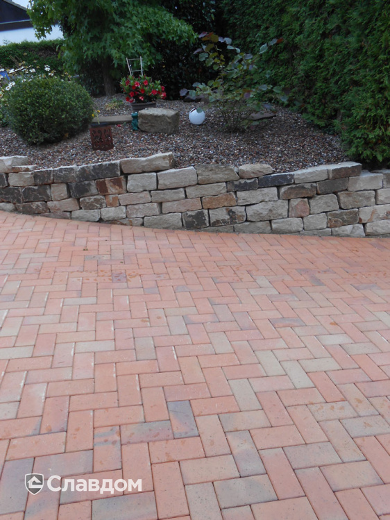 Дворовая территория частного дома с применением брусчатки Vandersanden Radeberg