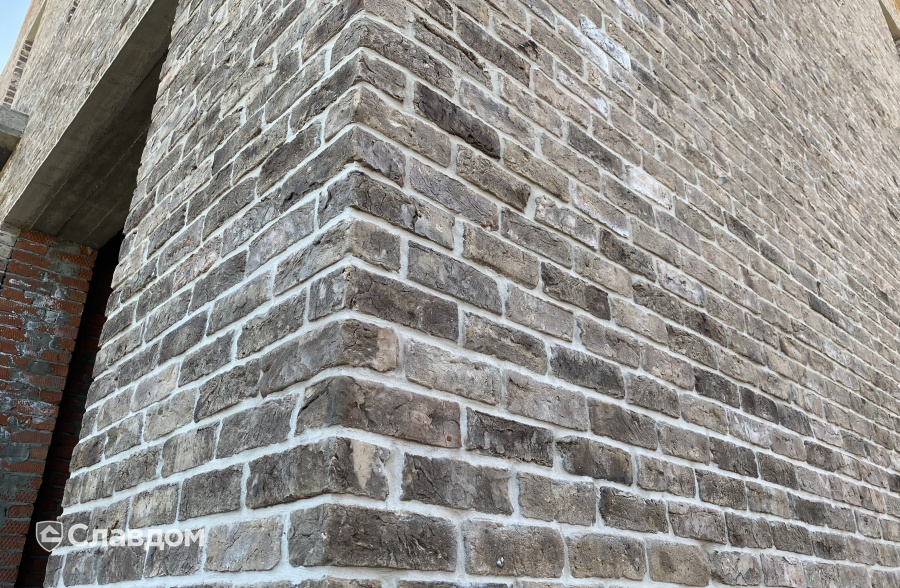 Строящийся дом с облицовкой кирпичом Rightbrick Виллем в г. Краснодар