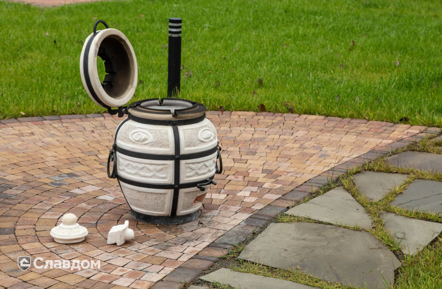 Частный дом в Ленинградской области с мощением плиткой Braer Классико