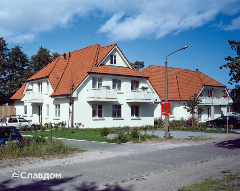 Двухэтажный дом с крышей из черепицы Creaton Futura Natturot и балконами