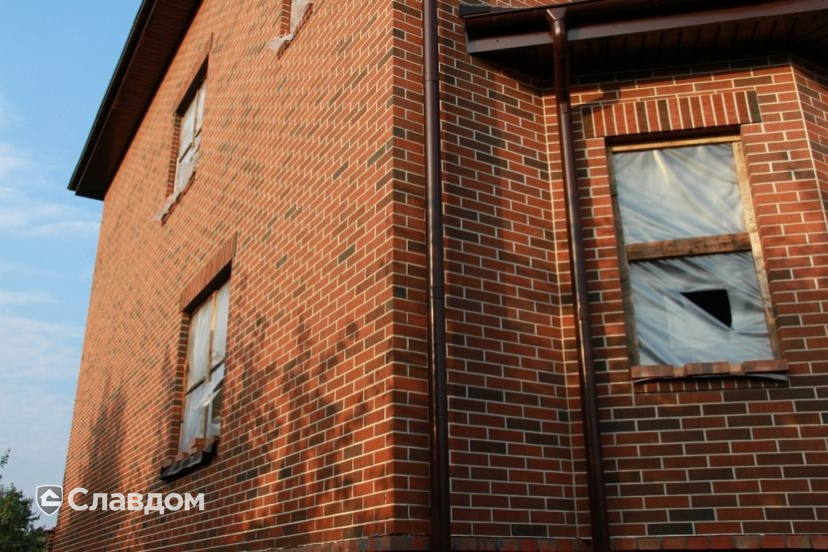 Двухэтажный частный дом с облицовкой кирпичом Terca Red Flame шероховатый