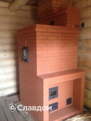 Печь в бревенчатом доме с облицовкой полнотелым кирпичом КС-Керамик Красный