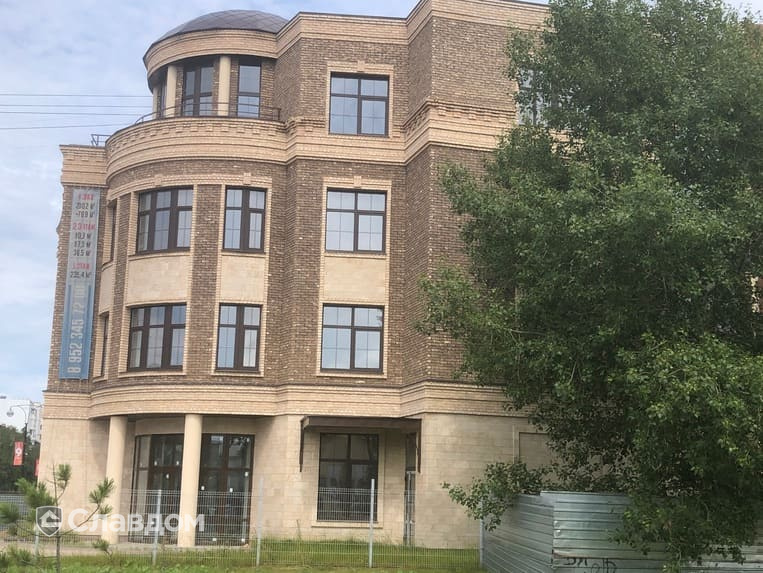 Бизнес-центр в Тобольске с облицовкой кирпичами Богандинский КЗ Крюйс и Вейсбах