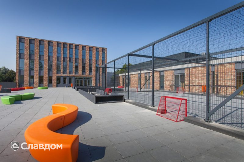 Drietar College с облицовкой кирпичом Terca Ortega Falls