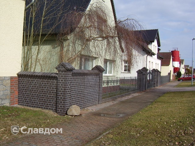 Забор частного дома с облицовкой кирпичом Terca Dresden