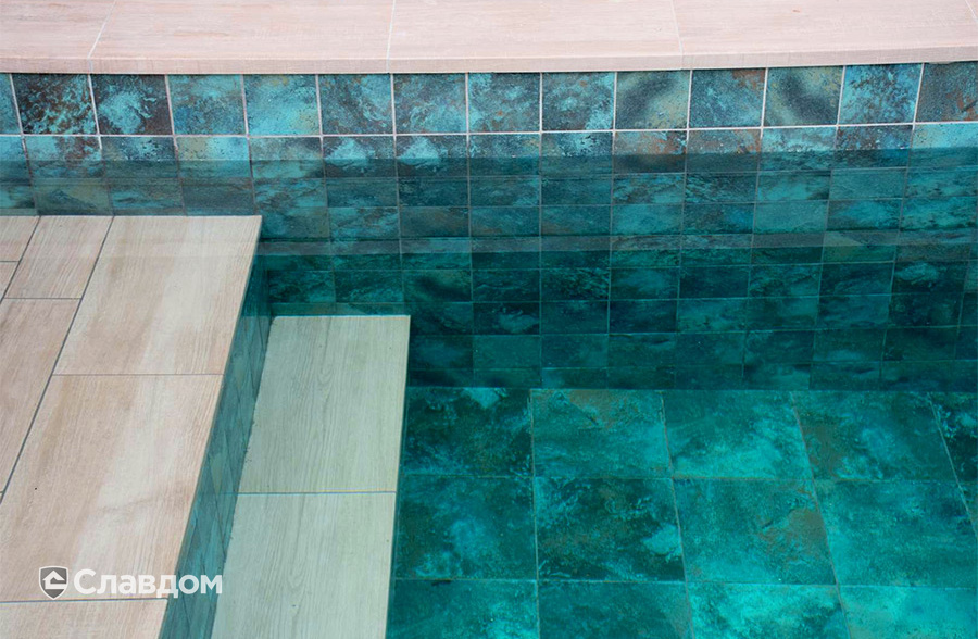 Бассейн с применением плитки Gres Aragon Ocean Green River
