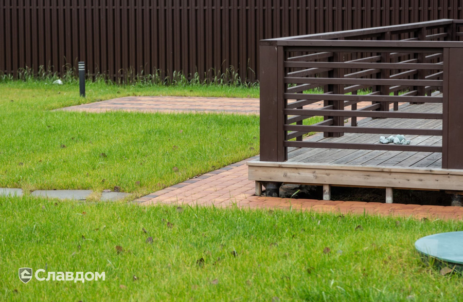 Частный дом в Ленинградской области с мощением плиткой Braer Классико