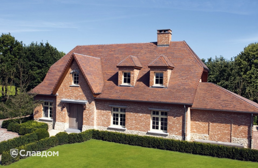 Коттедж с применением керамической черепицы Koramic Pontigny Plain Tile Brown Flamed