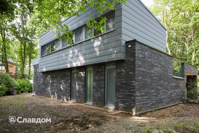 Частный дом в Брассате с облицовкой кирпичом Terca Lathi Kohle Wasserstrich Special E2 