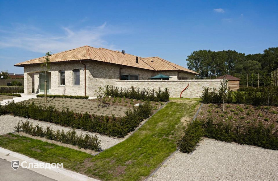 Одноэтажный частный дом с облицовкой кирпичом Terca Oud Brugs