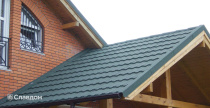 Дом за городом с покрытием крыши из композитной черепицы METROTILE МетроБонд зеленый