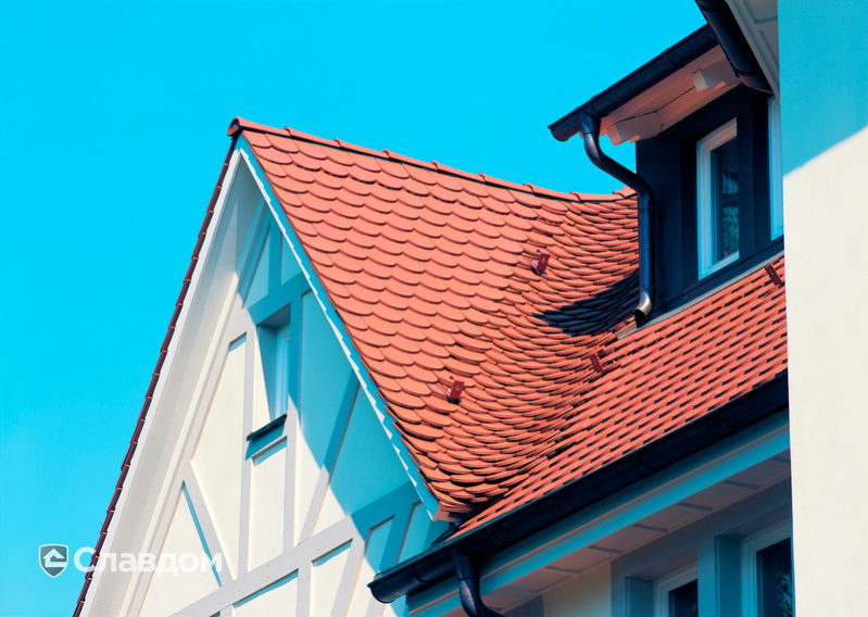 Жилой дом с бассейном с крышей из черепицы Creaton Biber Klassik Naturrot