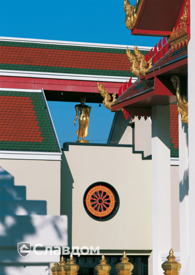 Буддийский храм с крышей Creaton Biber Klassik Weinrot Glasiert и Grun Glasiert