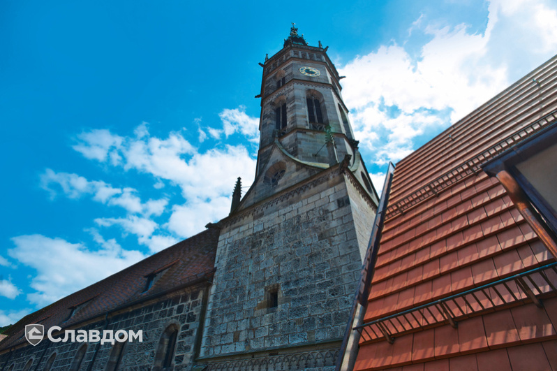 Здание церкви с крышей из черепицы Creaton Domino Naturrot