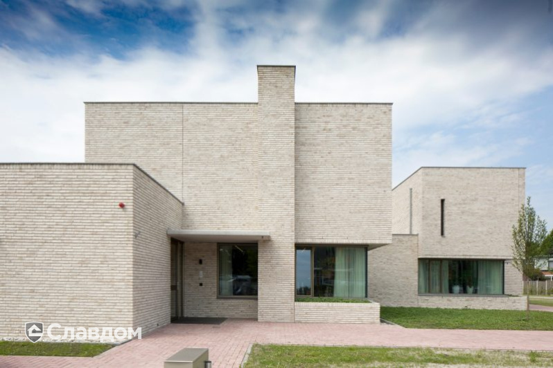 Частный дом с облицовкой кирпичом Terca White Falls