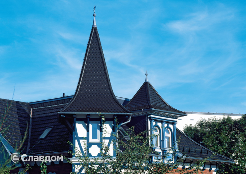 Здание с башенкой с крышей из черепицы Creaton Biber Klassik Schwarz Glasiert