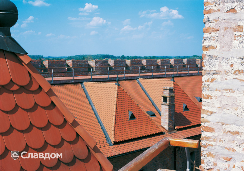 Замок с крышей из черепицы Creaton Biber Klassik Naturrot
