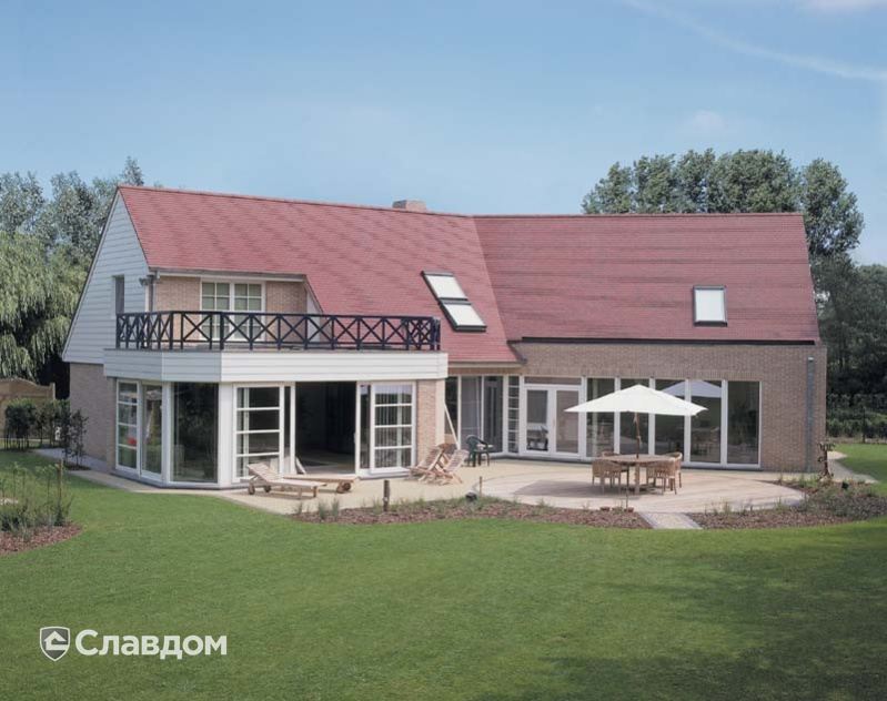 Частный дом с применением керамической черепицы Koramic 301 Plain Tile Smooth Amarant Engobe