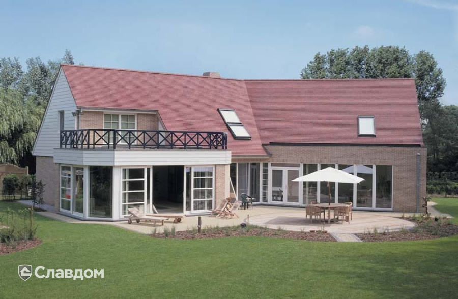 Частный дом с применением керамической черепицы Koramic 301 Plain Tile Smooth Amarant Engobe